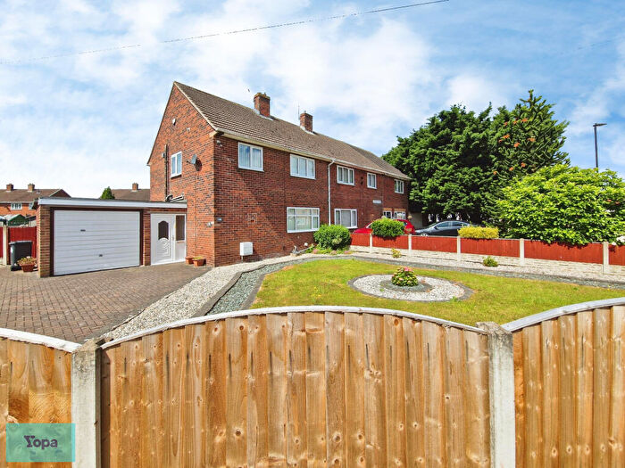 3 Bedroom Semi-Detached House For Sale In Broadway, Dunscroft, Doncaster, DN7
