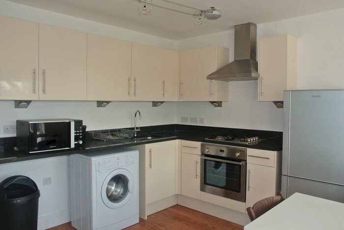 2 Bedroom Flat To Rent In Beaconsfield Road, Southall, UB1