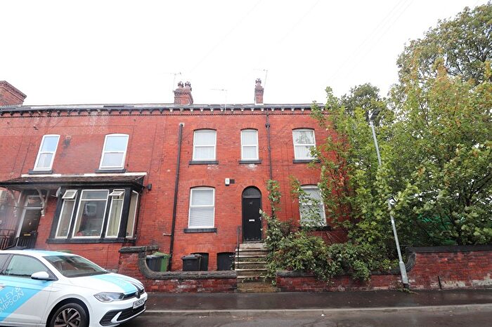 1 Bedroom Flat To Rent In Edinburgh Road, Leeds, West Yorkshire, Uk, LS12