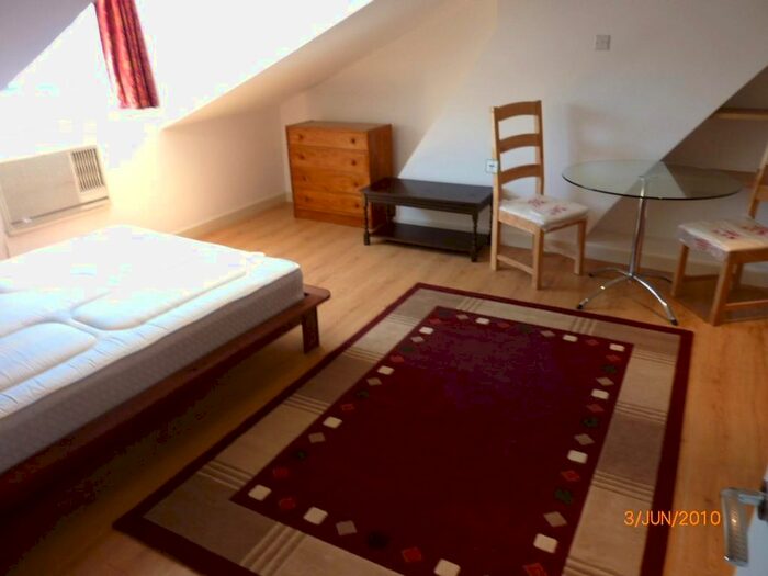 Studio To Rent In Goldsmid Road, Reading, Berkshire, RG1