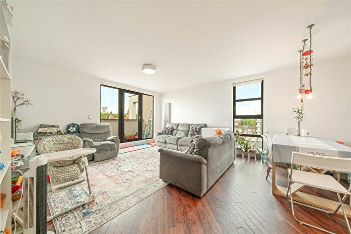 2 Bedroom Flat For Sale In Romford Road, London, E15