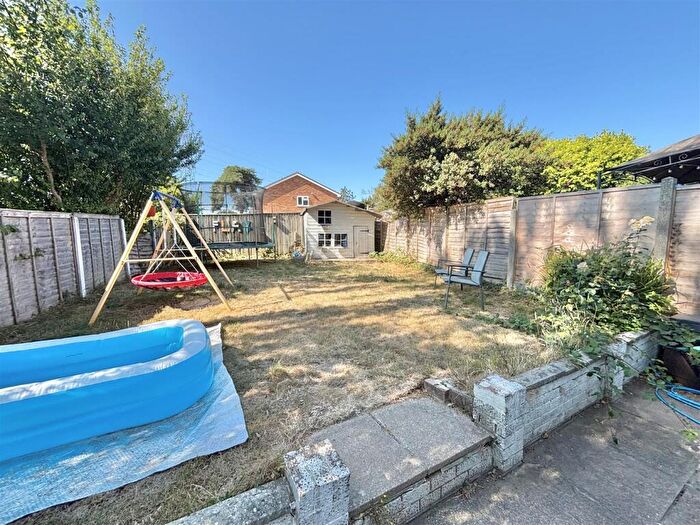 3 Bedroom End Of Terrace House For Sale In Sycamore Close, Creekmoor, BH17 - Photo 11