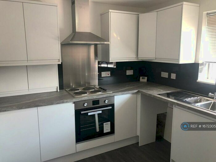 3 Bedroom Flat To Rent In Longmead, Hatfield, AL10