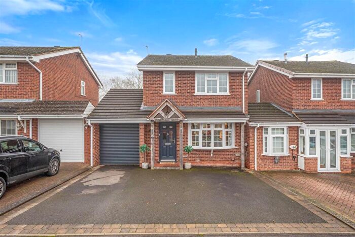 3 Bedroom Link Detached House For Sale In Hollyberry Close, Redditch, B98