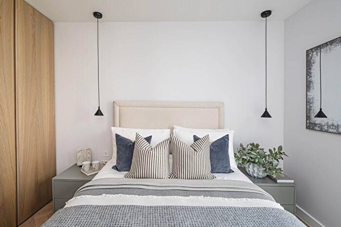 1 Bedroom Flat For Sale In Maple Path, Hackney, London, E5