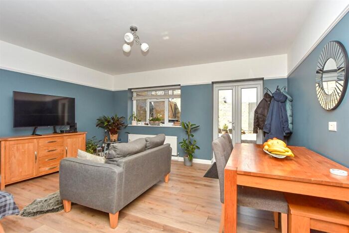 4 Bedroom End Of Terrace House For Sale In Punch Croft, New Ash Green, Longfield, Kent, DA3