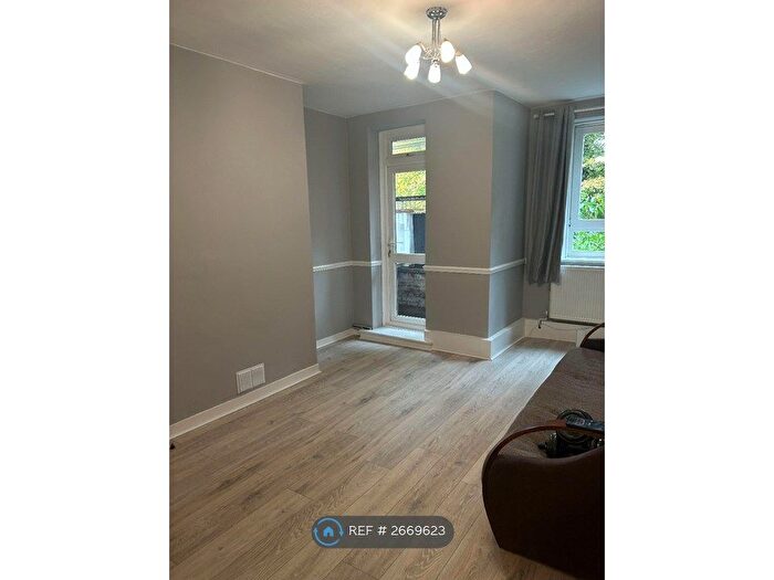 2 Bedroom Flat To Rent In Beaufoy House, London, SE27