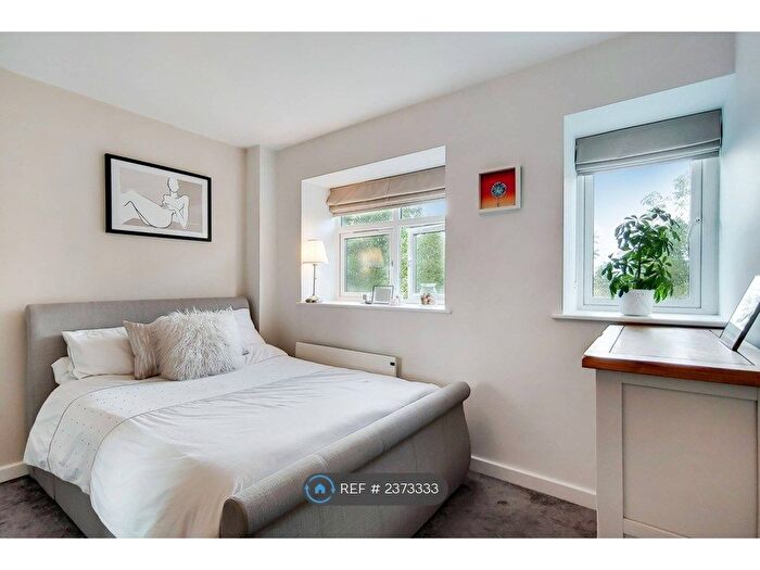 1 Bedroom Flat To Rent In Parkgate House, New Malden, KT3