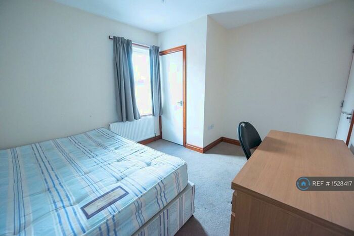 4 Bedroom Terraced House To Rent In Chesterman Street, Reading, RG1