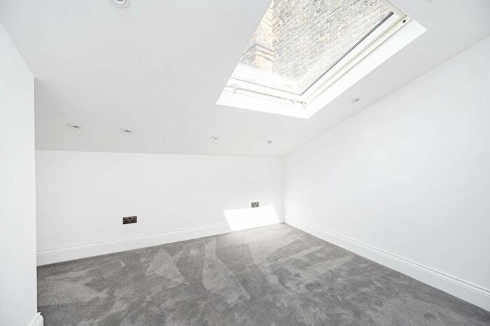 2 Bedroom Maisonette To Rent In Liverpool Road, Islington, London, N1
