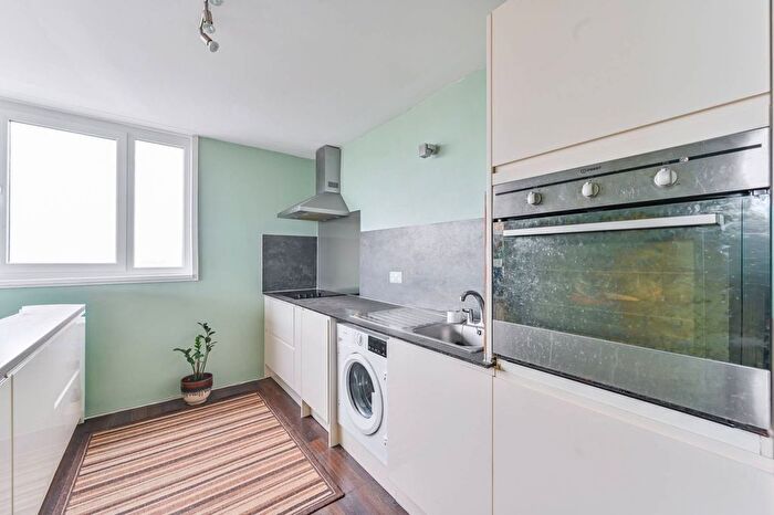 2 Bedroom Flat For Sale In Macey House, Battersea Park, London, SW11