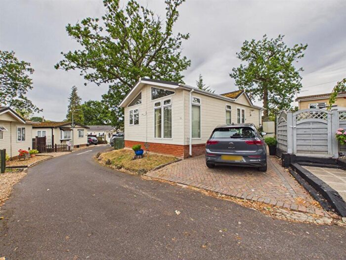 2 Bedroom Park Home For Sale In Garston Park, Tilehurst, Reading, RG31