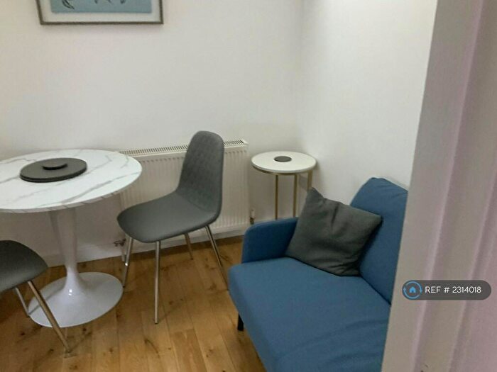 2 Bedroom Flat To Rent In Crow Road, Glasgow, G11