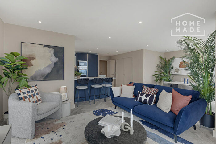 3 Bedroom Flat To Rent In Colliers Yard, M3