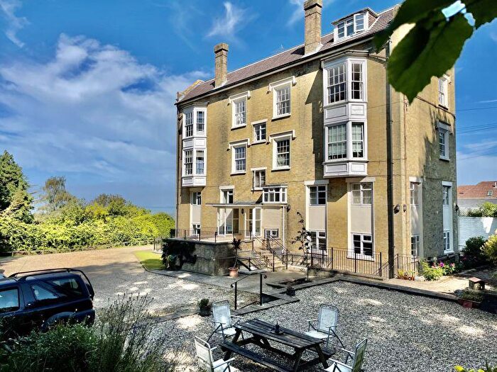 2 Bedroom Flat For Sale In Stanhope Drive, Cowes, PO31