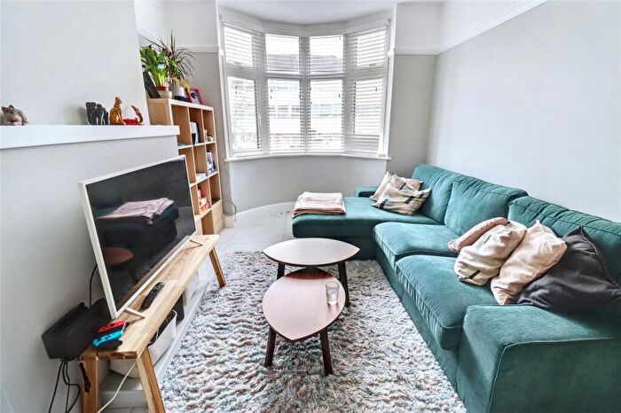 4 Bedroom Terraced House To Rent In Hutton Grove, North Finchley, London, N12