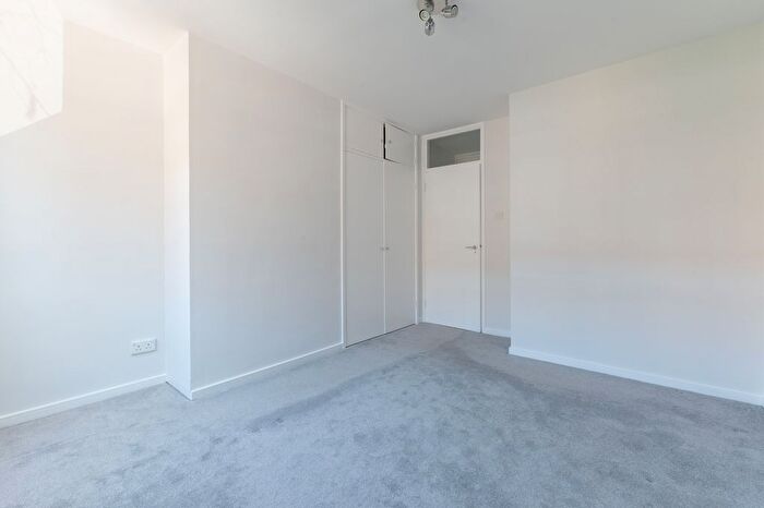 2 Bedroom Flat To Rent In Chester Close South, London, NW1