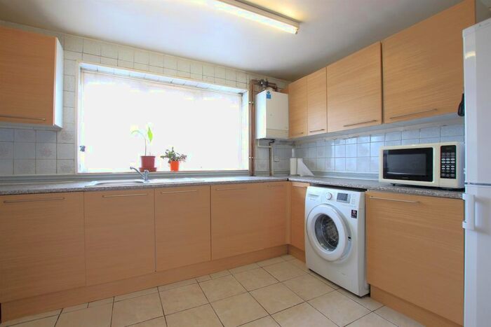 3 Bedroom Flat To Rent In Convent Way, Southall, UB2