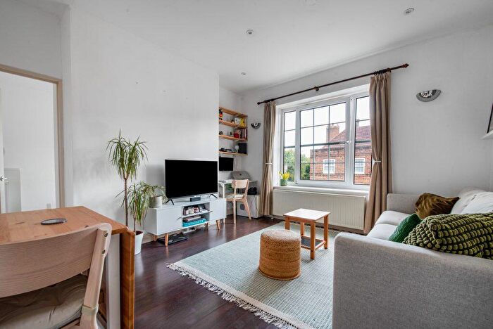 2 Bedroom Flat To Rent In Kennington Oval, SE11