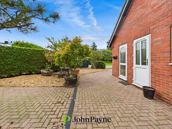 3 Bedroom Bungalow To Rent In Stoneleigh Road, Baginton, Warwickshire, CV8