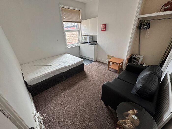 1 Bedroom Studio To Rent In Holdenhurst Road, Bournemouth, BH8