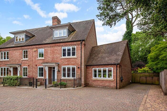 5 Bedroom Semi-Detached House For Sale In Marnhull Rise, Winchester, SO22