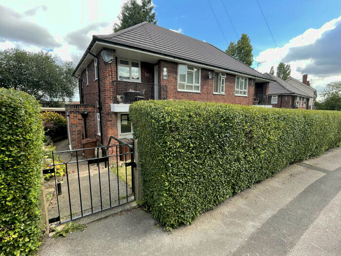 2 Bedroom Flat To Rent In Newhall Crescent, Leeds, West Yorkshire, LS10