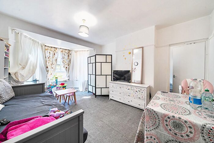2 Bedroom Flat For Sale In Peckham Park Road, London, SE15