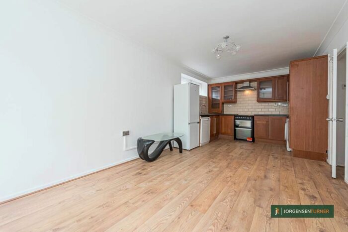 3 Bedroom Flat To Rent In Oaktree House, Delaware Road, W9