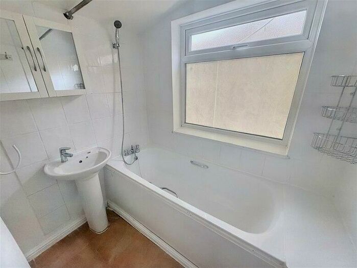 2 Bedroom House To Rent In Broxbourne Road, Forest Gate, E7