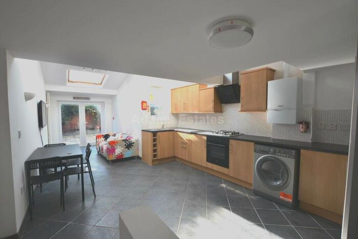 6 Bedroom Terraced House To Rent In Grange Ave, Reading, RG6