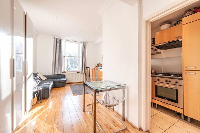 1 Bedroom Flat To Rent In Royal Crescent, Holland Park, London, W11