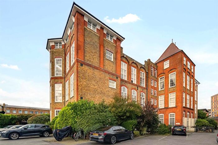 2 Bedroom Flat For Sale In Old School Square, Limehouse, London, E14