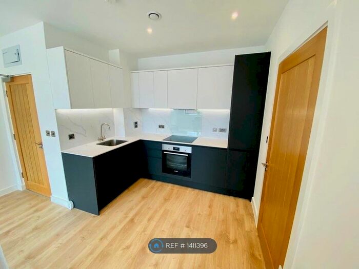 1 Bedroom Flat To Rent In Station Road, Redhill, RH1