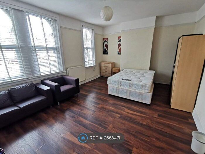 2 Bedroom Flat To Rent In High Road Leytonstone, London, E11