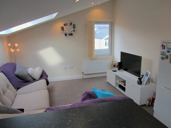 2 Bedroom Flat To Rent In Pen-Y-Lan Road, Roath, Cardiff, CF24