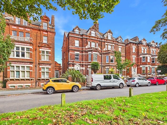 2 Bedroom Flat For Sale In Castle Hill Avenue, Folkestone, Kent, CT20