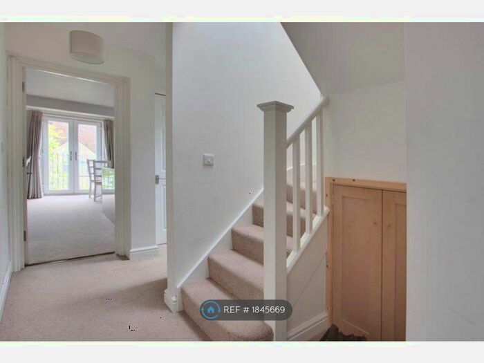 2 Bedroom Flat To Rent In Grosvenor Road, West Wickham, BR4