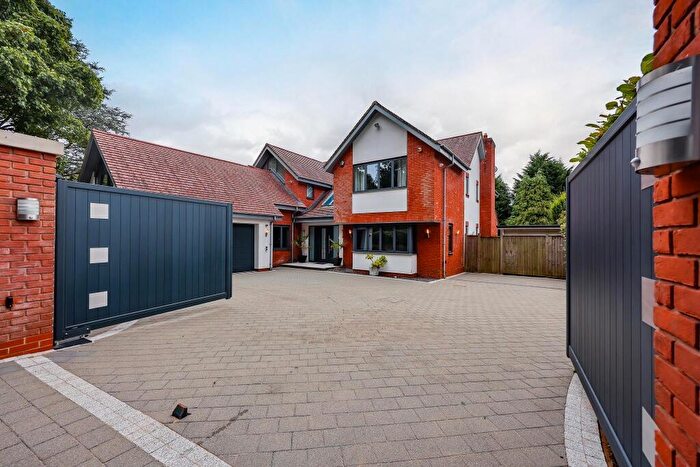 4 Bedroom Detached House To Rent In Cherry Hill Road, B45