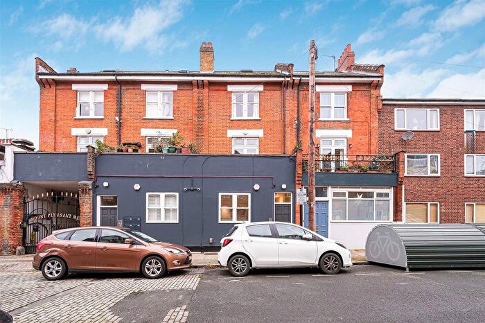 2 Bedroom Flat To Rent In Mount Pleasant Crescent, Islington, N4