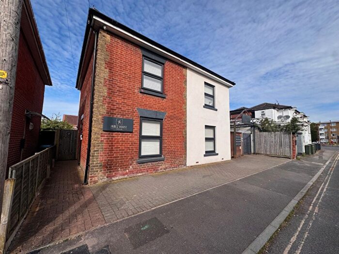 1 Bedroom Flat To Rent In Bourne Road, Southampton, Hampshire, SO15