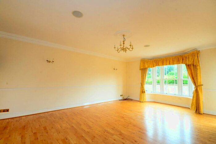 3 Bedroom Flat To Rent In Wyatt Drive, Castelnau, London, SW13