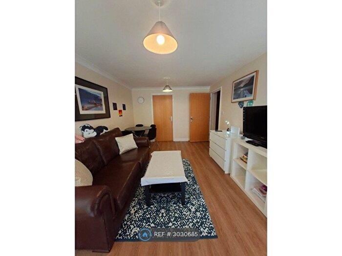 2 Bedroom Flat To Rent In Jubilee Square, Reading, RG1