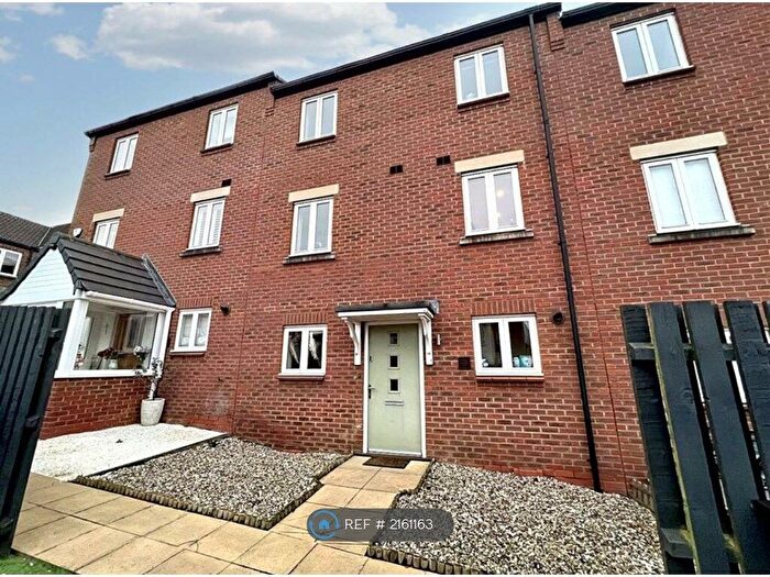 3 Bedroom Terraced House To Rent In Ferney Hills Close, Birmingham, B43