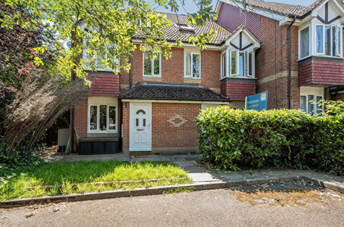 1 Bedroom Apartment For Sale In Alexandra Gardens, Knaphill, Woking, GU21
