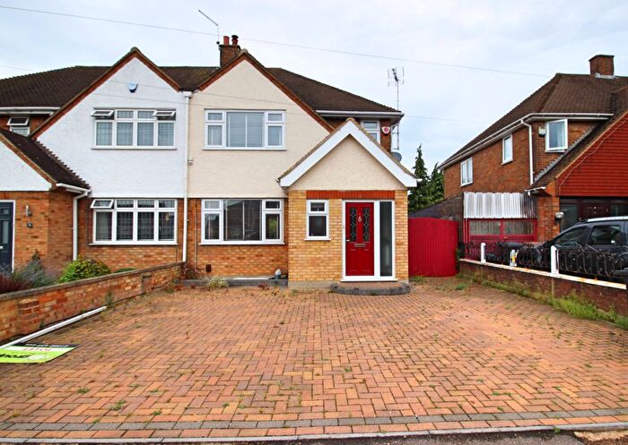 3 Bedroom Semi-Detached House To Rent In Stephens Close, Luton, LU2