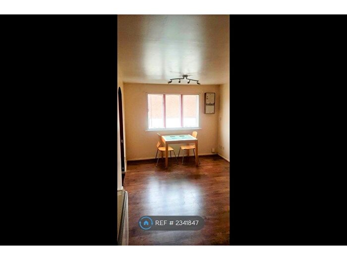 1 Bedroom Flat To Rent In Vickers Way, Hounslow, TW4