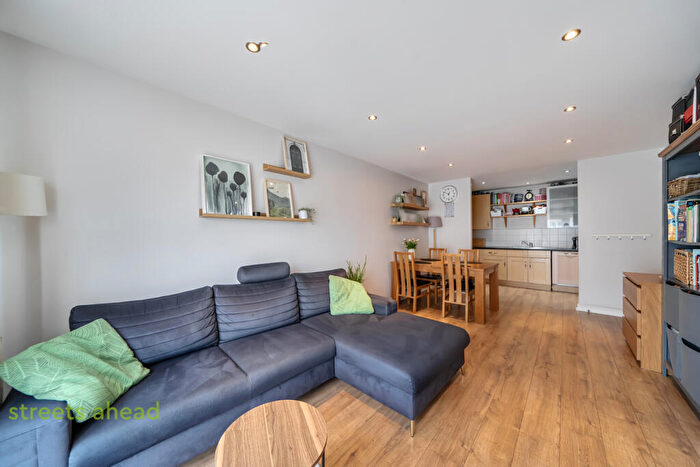 2 Bedroom Apartment For Sale In Pavement Square, Croydon, CR0