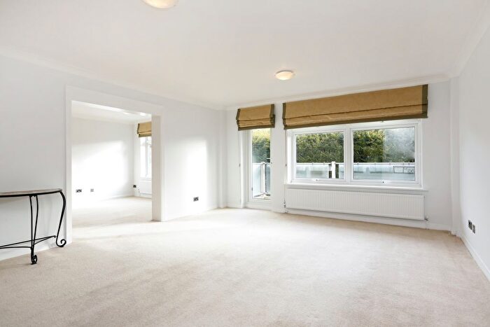 3 Bedroom Flat To Rent In Draxmont, London, SW19
