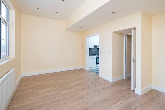2 Bedroom Flat To Rent In High Road, London, N15